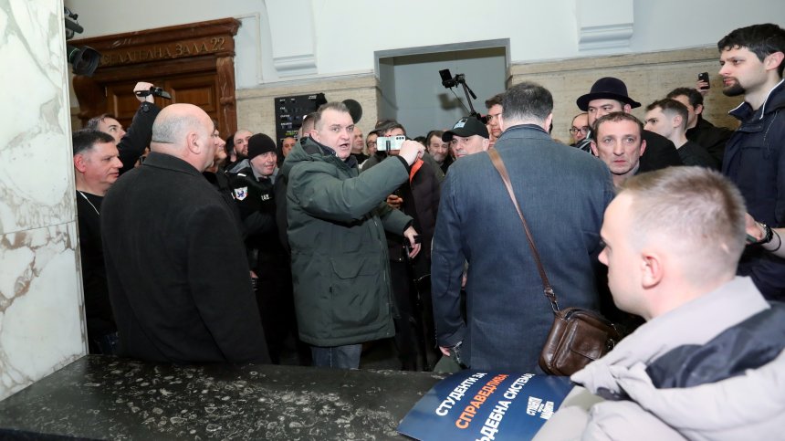 Екшън в Съдебната палата в София: Протестиращи блокираха кабинета на Сарафов