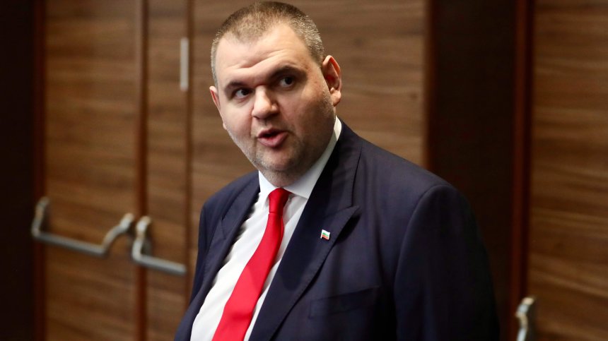 Демерджиев внесе в НС справка за полетите на Пеевски, ДПС я нарече "лъжа"