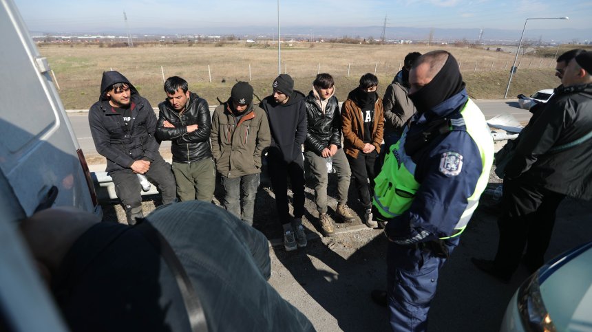 При акция на АМ "Струма" задържаха 25 мигранти, натъпкани в български микробус