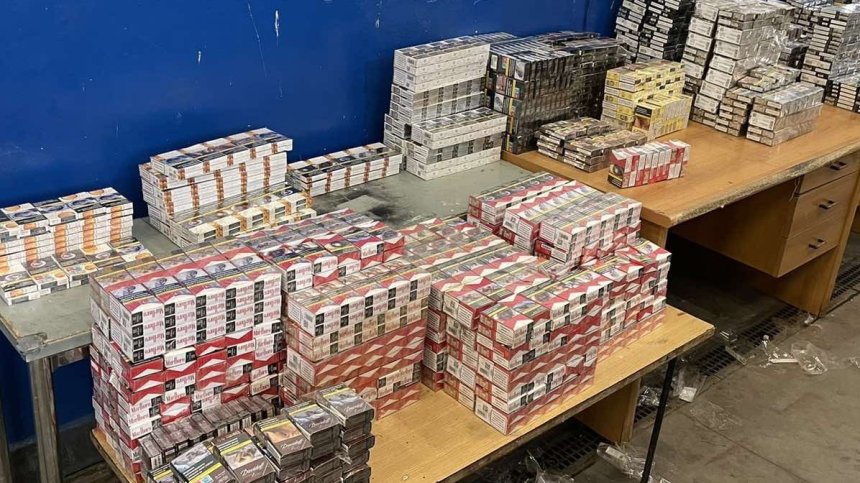 Митничари откриха тайник в пътнически микробус с над 57 000 къса цигари