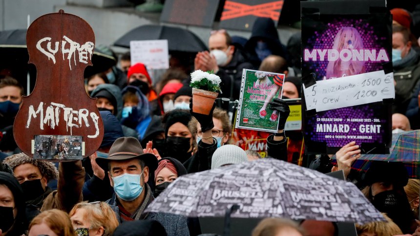 "Шоуто трябва да продължи": Хиляди артисти протестираха срещу мерките в Белгия