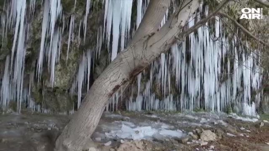 Зимна атракция: Ледената пещера край Мадара е едно от най-вълнуващите места за посещение