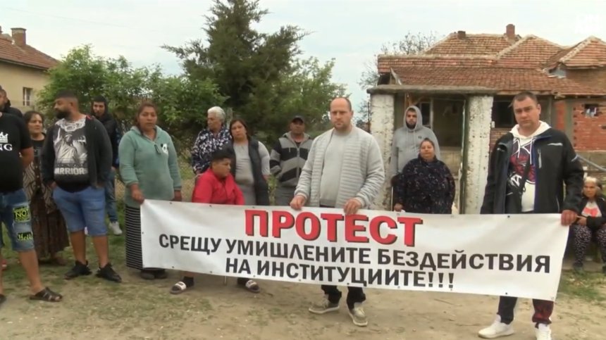 Протест и много въпроси в Гулянци след инцидента с пометеното от кола дете
