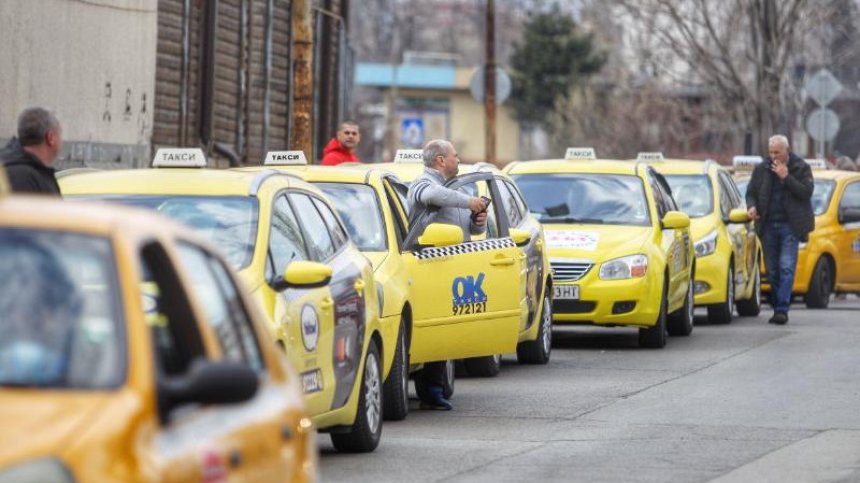 Такситата сменят апаратите, извиха се дълги опашки