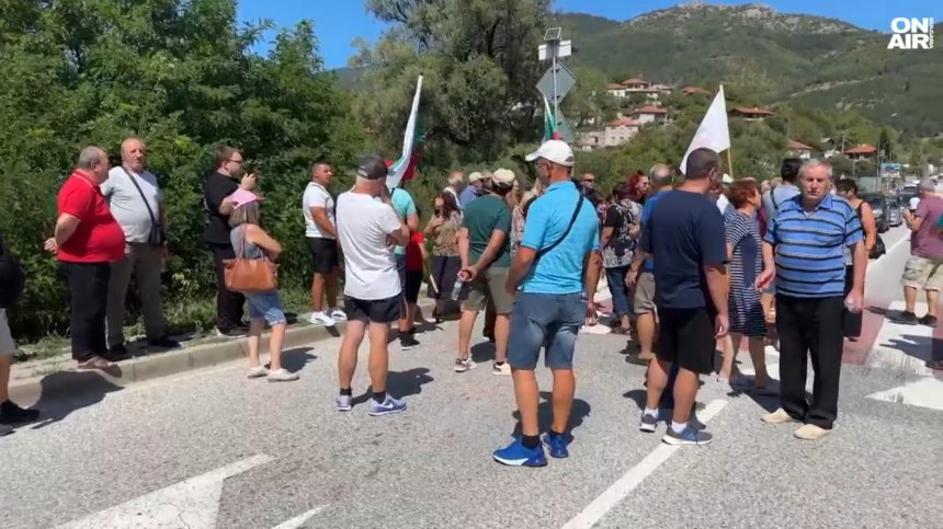 Протест заради безводие затвори главния път Асеновград-Смолян