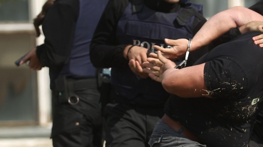 Мъж обезобрази с ножица приятелката си от ревност