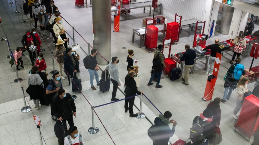 Хиляди закъснели или отменени полети в последния ден на 2021 г. заради Омикрон