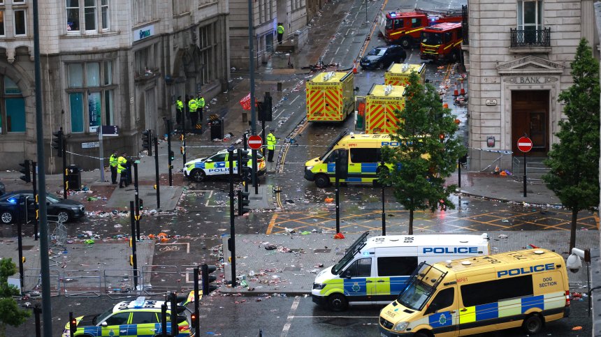 Близо 50 са блъснатите от кола фенове на "Ливърпул", повечето са в болница