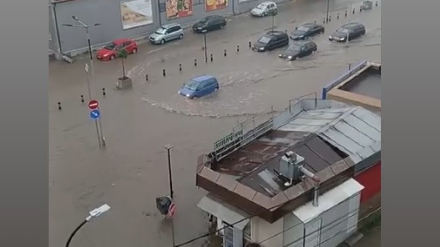 Порой и градушка в Лом, улици се превърнаха в реки (+ВИДЕО)