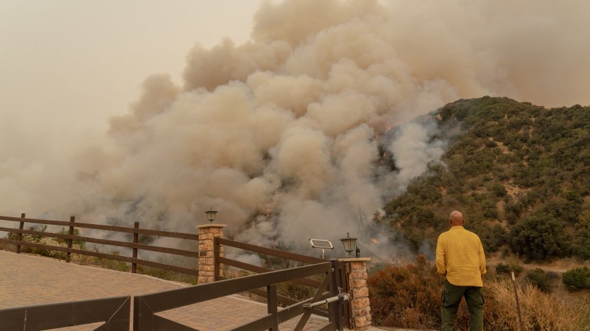 Пожарите в Калифорния взеха жертви, евакуирани са хиляди