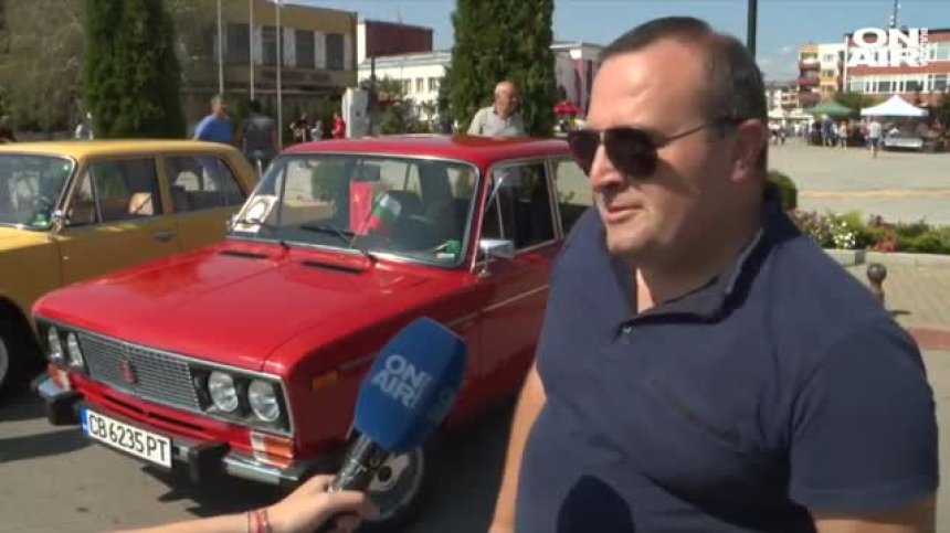 Връщане във времето: Над 80 коли участваха в ретро парад в Костинброд