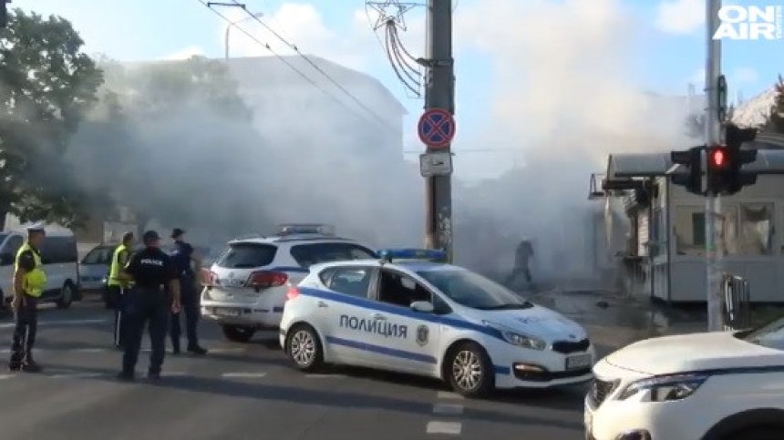 Пожар в Бургас засегна 3 обекта, движението бе временно отцепено (Видео)