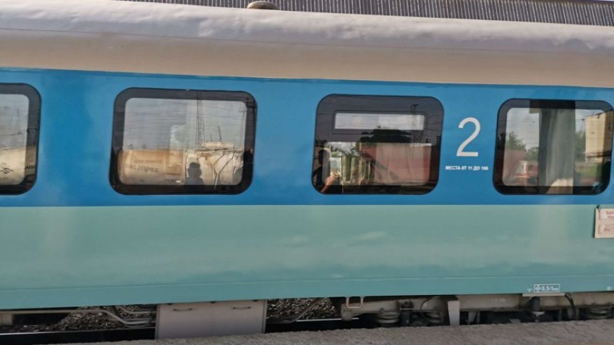 Спешна евакуация на пътниците от влака Варна - София