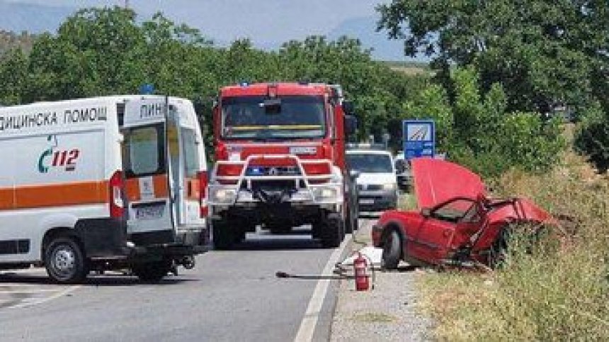 Двама загинаха след удар между линейка и лека кола