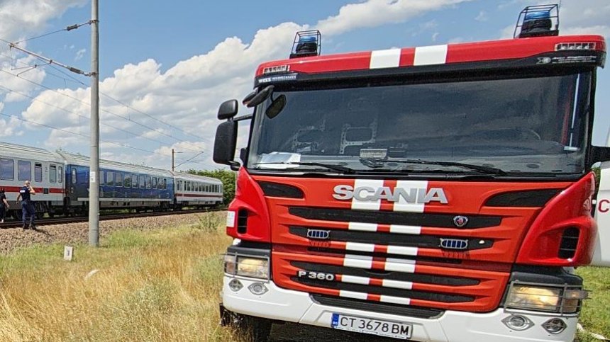 Голям пожар в Дупнишко, вкараха булдозер в борбата с пламъците