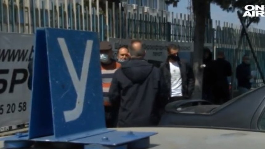 Автоинструктори в Бургас излязоха на протест, бизнесът им пред фалит