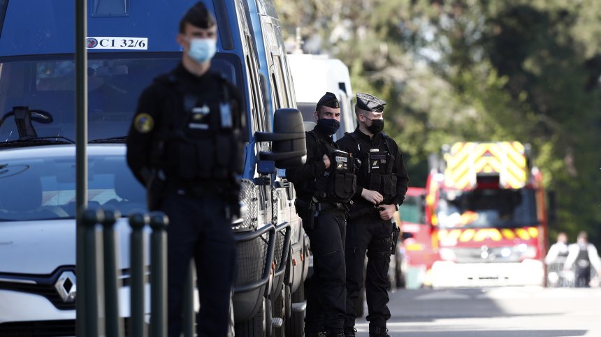 Трима души сa задържани след терористичното нападение край Париж