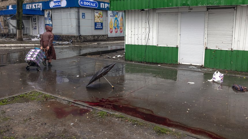 Снаряд окървави детска площадка в Харков, двама са убити на място