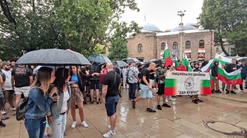 Провеждат се протести "за" и "против" управляващите и предсрочни избори