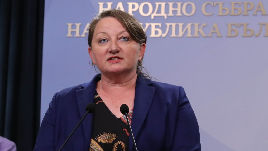 Деница Сачева с предложение - родителите на ученици да работят онлайн през лятото