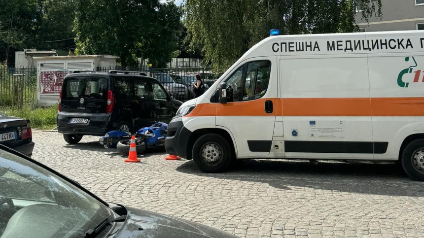 Катастрофа с мотор и кола в София, човек е откаран в болница