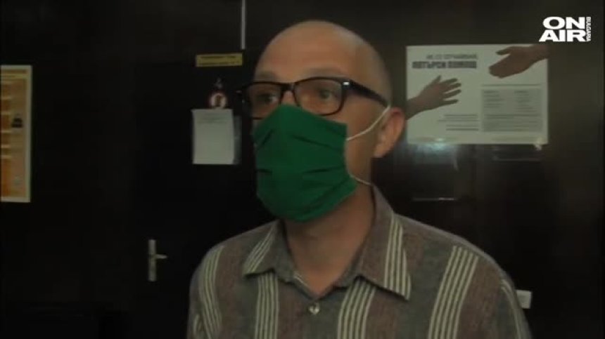 Протестиращи се оковаха във вериги в Благоевград