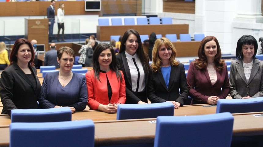 Последен звънец на 44-ия парламент: Силни думи и много снимки за финал