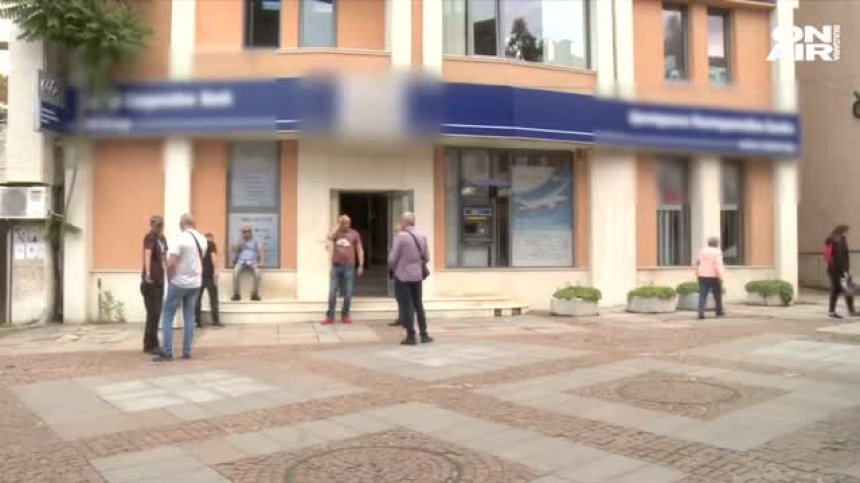 Смела служителка е заключила обирджията на банката в Дупница