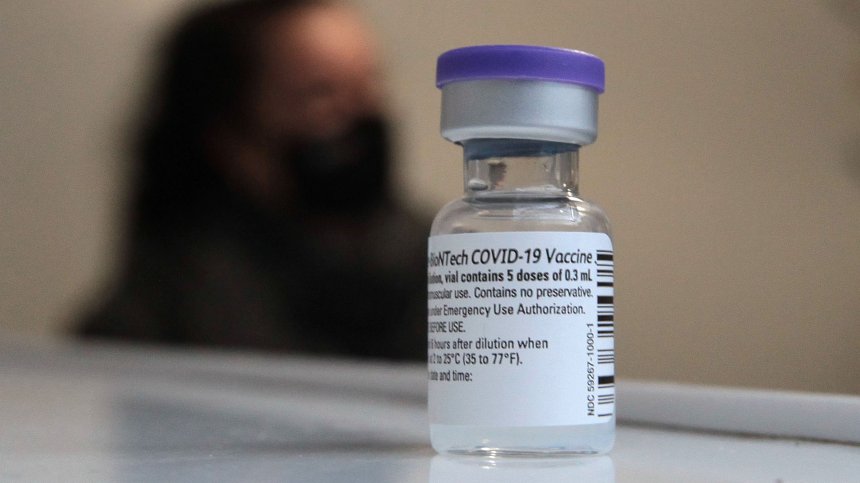 Pfizer иска разрешение да прилага трета доза, защитата след две пада след 6 месеца