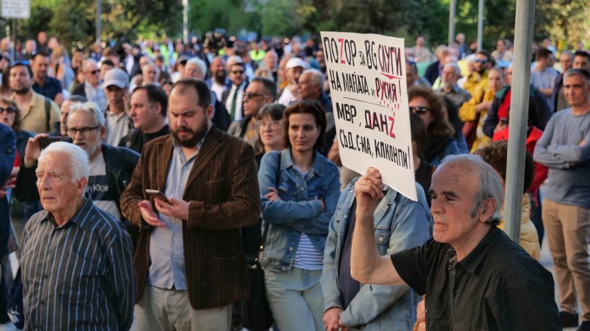 Стотици се събраха пред сградата на МВР заради Калин Стоянов
