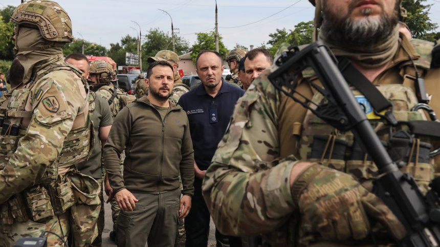 Зеленски в Херсон под драконовска охрана, огледа щетите и даде спешни указания