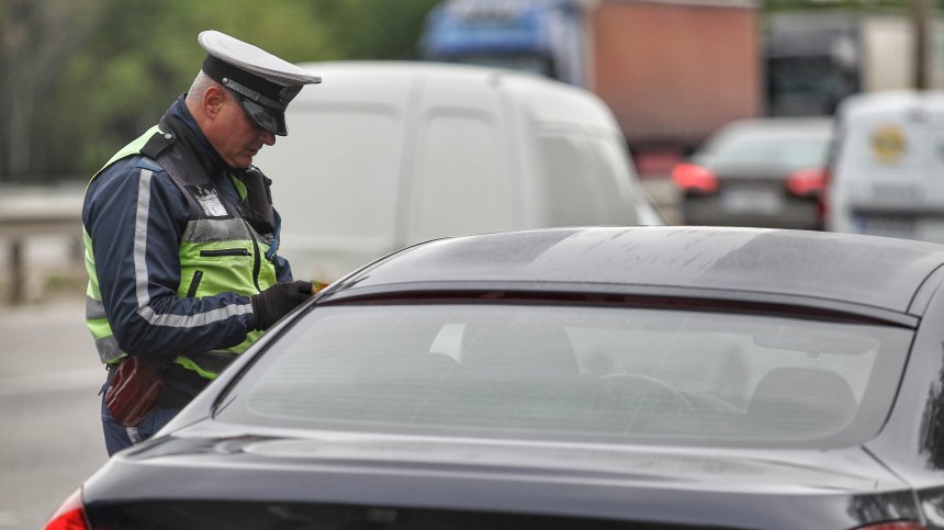 Неизряден шофьор подаде 50 лв. на полицай, той му отказа