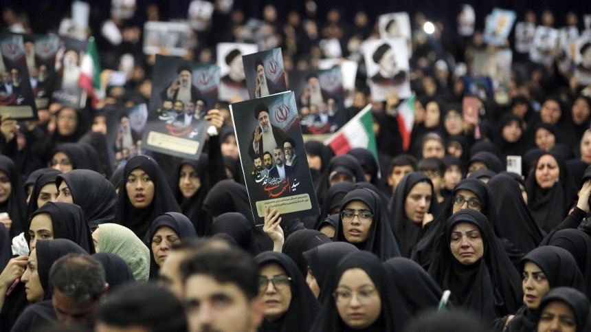 Местят тялото на Раиси в историческо светилище, Техеран обяви неработен ден