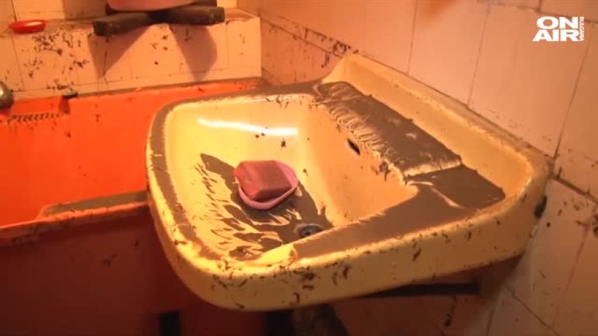 Закъсали автомобили, наводнени къщи и улици като реки в Червен бряг