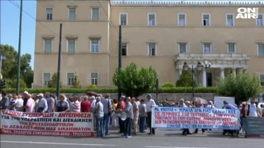 Протестиращи хвърляха кутии с риба по гръцкия парламент