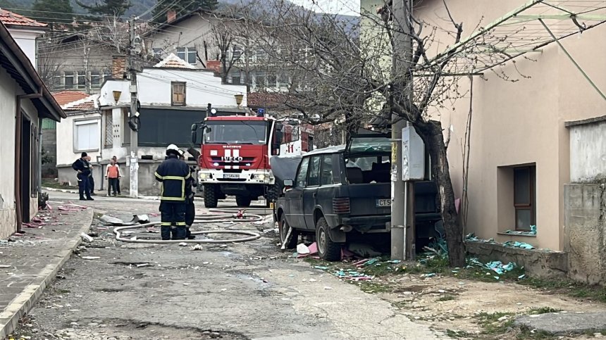 Взрив на газов котел събори стена и унищожи автомобил в Енина