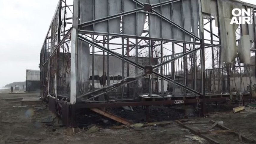 Пожар изпепели дискотека на плажа в Бургас, мъж е с 20% изгаряния
