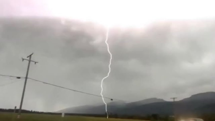 Светкавица е паднала над 10 пъти на едно и същи място в САЩ