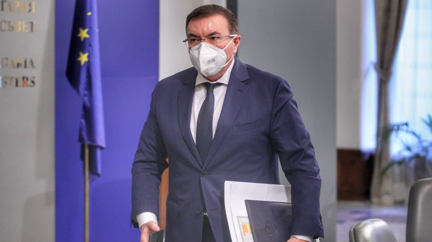 Здравният министър: Ваксините идват, коронавирусът отстъпва