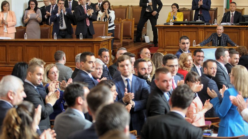 Аплодираха Никола Минчев в началото на пленарното заседание на НС