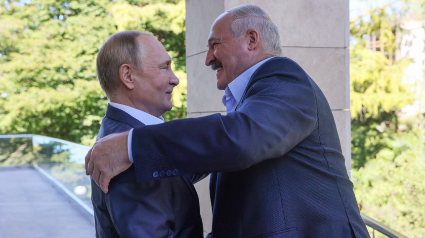 Лукашенко възнамерява да зарадва Путин с трактор за рождения му ден