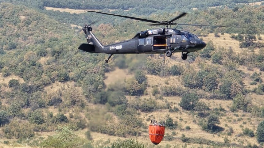 1500 декара гора горят във Врачанско, военен "Кугър" се включи в битката с огъня