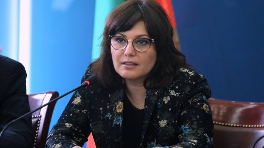 Сербезова се ядоса заради хаоса с е-направленията и поиска санкции