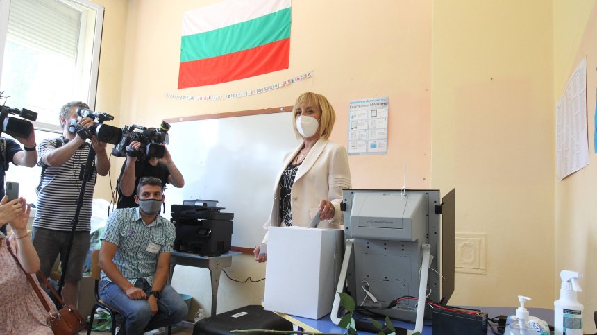 Мая Манолова гласува, очаква мнозинство на промяната