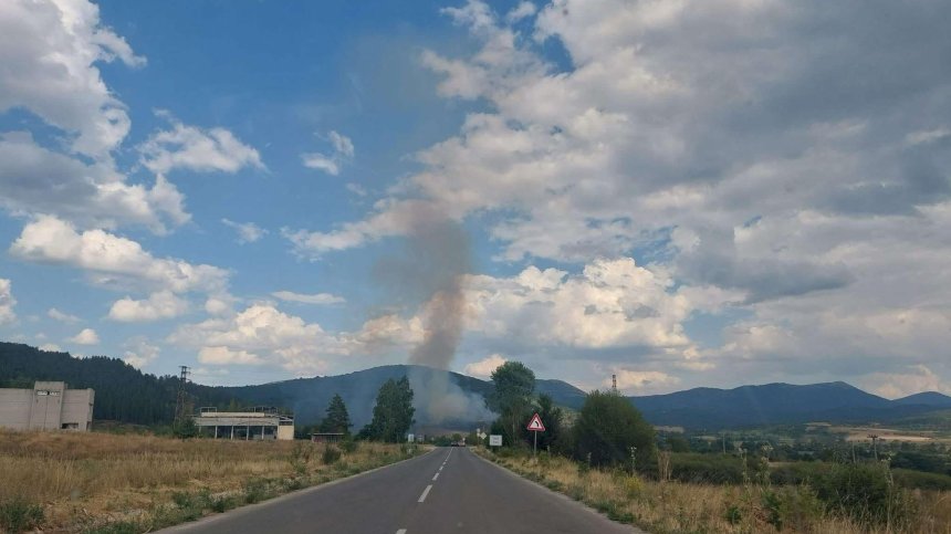 Огнеборци гасят пожар в Трънско