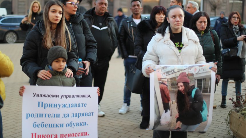 Случаят "Даная": И лекари, и родители скандират "Вън мафията от здравеопазването" пред МС