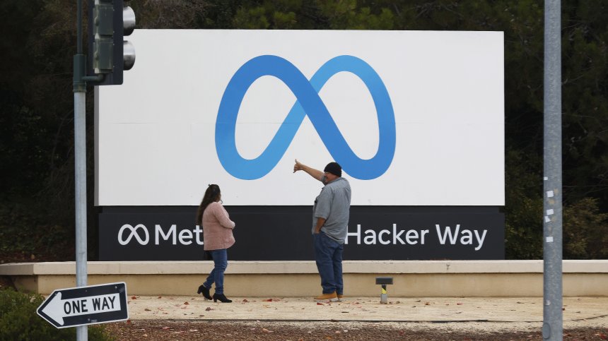 Потвърждаването на профили във Facebook и Instagram става платено