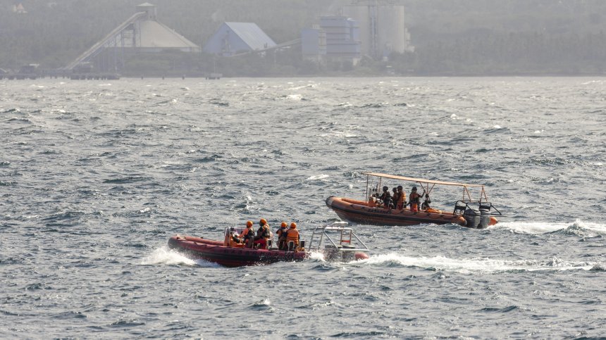 Ферибот заседна във воден риф на остров Евия, евакуират пътниците с лодки