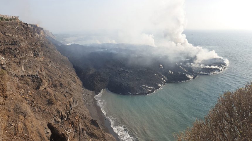 Остров Ла Палма се увeличи двойно заради изригващия вулкан