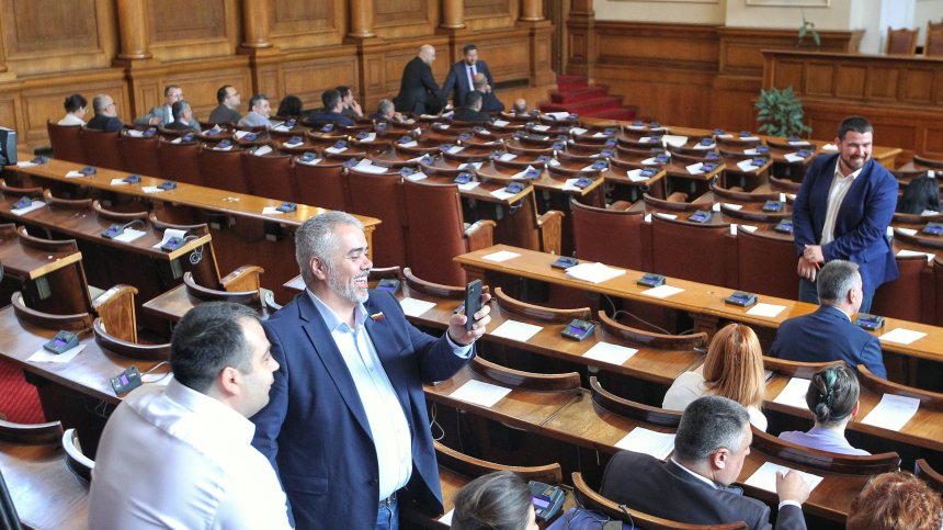 Да не се явиш на работа: Как ГЕРБ-СДС, ДПС, ИТН и "Възраждане" саботираха НС